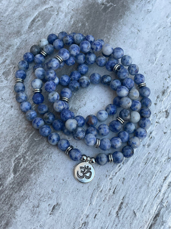 [[Blue jasper mala with OM charm necklace///Collier mala en jaspe bleu avec breloque OM]]