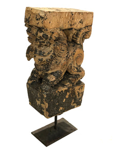  [[Antique lion sculpture on stand///Ancienne sculpture de lion sur socle]]