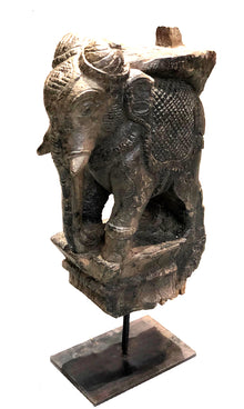  [[Antique elephant sculpture on stand///Sculpture ancienne d'éléphant sur socle]]