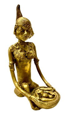  [[Bastar tribal art brass woman selling vegetables///Femme vendant des légumes en laiton de l'art tribal Bastar]]